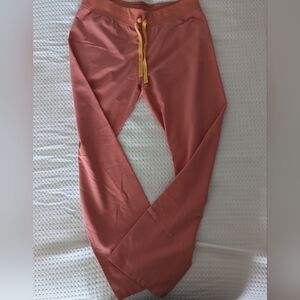 Figs Livingston Basic Scrub Pants in Coral, Sz M